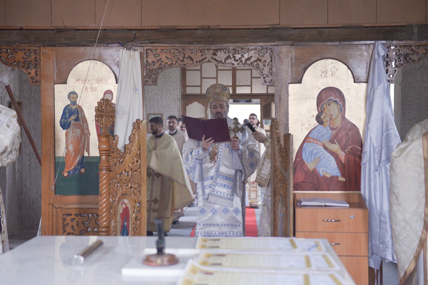 Sfințire de biserică la Avrămeni: „Domnul Hristos nu dorește să rămână cu forța în viața noastră” Sfințire de biserică la Avrămeni: „Domnul Hristos nu dorește să rămână cu forța în viața noastră”
