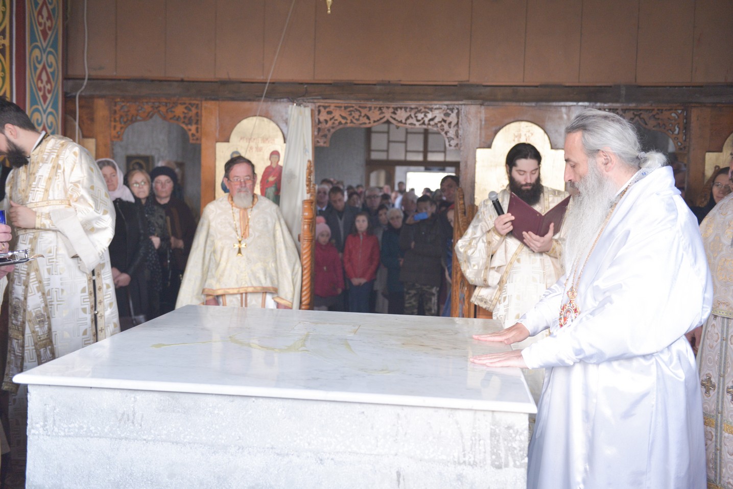 Sfințire de biserică la Avrămeni: „Domnul Hristos nu dorește să rămână cu forța în viața noastră” Sfințire de biserică la Avrămeni: „Domnul Hristos nu dorește să rămână cu forța în viața noastră”