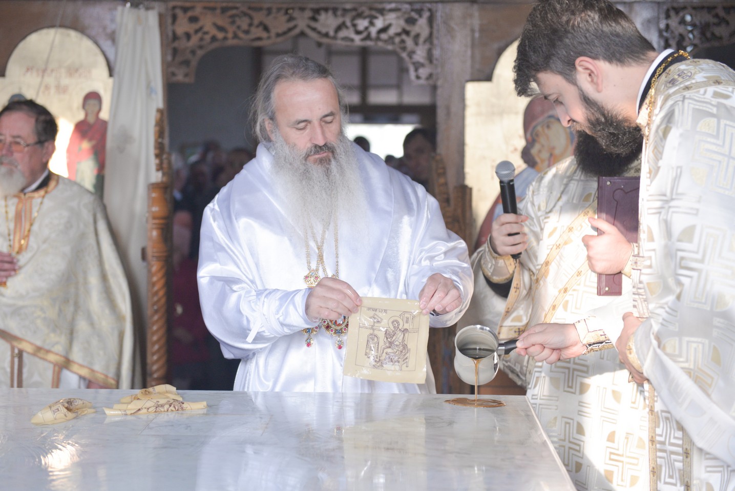 Sfințire de biserică la Avrămeni: „Domnul Hristos nu dorește să rămână cu forța în viața noastră” Sfințire de biserică la Avrămeni: „Domnul Hristos nu dorește să rămână cu forța în viața noastră”