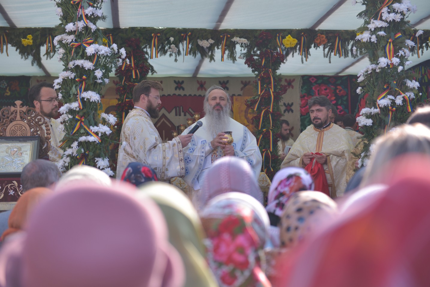 Sfințire de biserică la Avrămeni: „Domnul Hristos nu dorește să rămână cu forța în viața noastră” Sfințire de biserică la Avrămeni: „Domnul Hristos nu dorește să rămână cu forța în viața noastră”