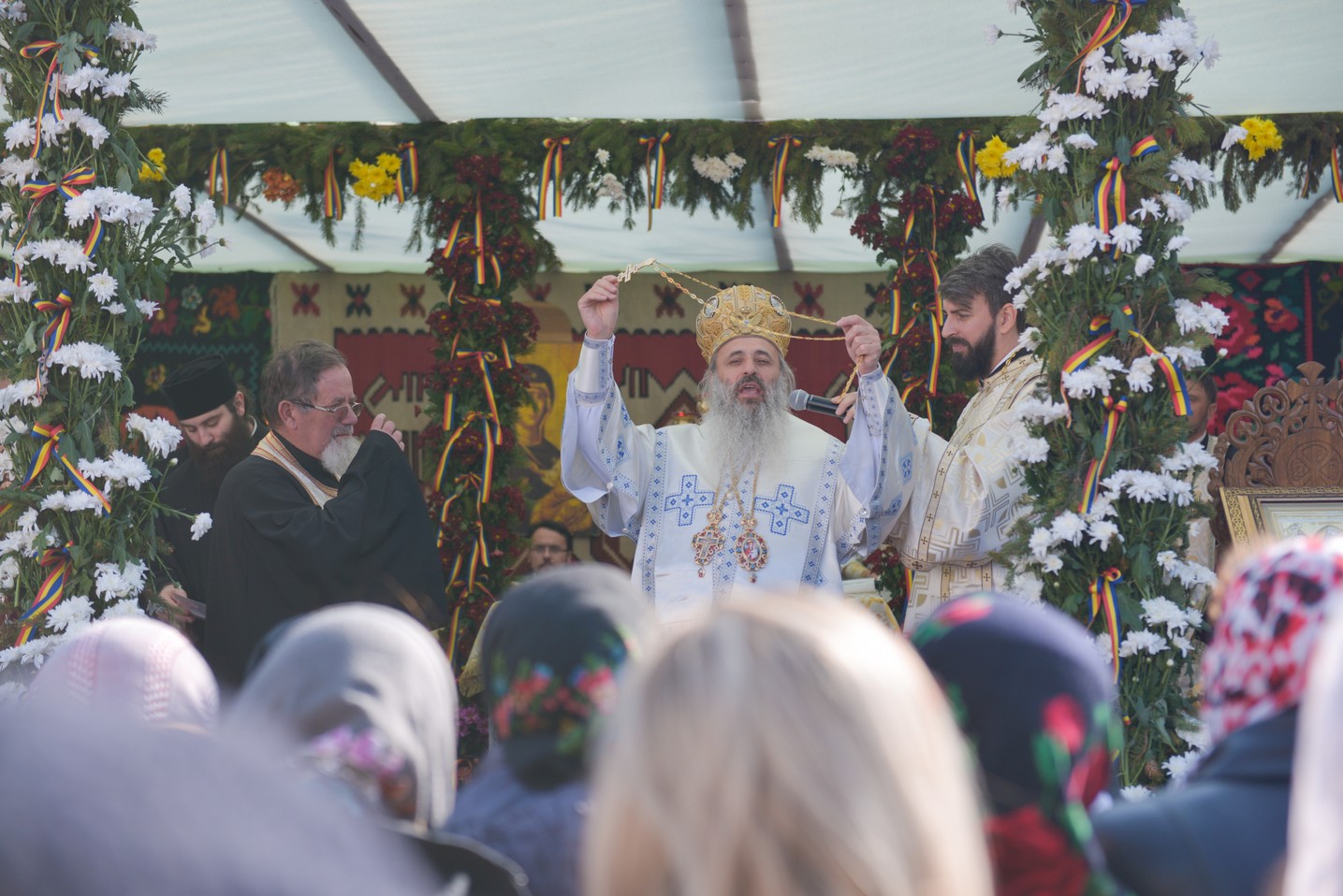 Sfințire de biserică la Avrămeni: „Domnul Hristos nu dorește să rămână cu forța în viața noastră” Sfințire de biserică la Avrămeni: „Domnul Hristos nu dorește să rămână cu forța în viața noastră”