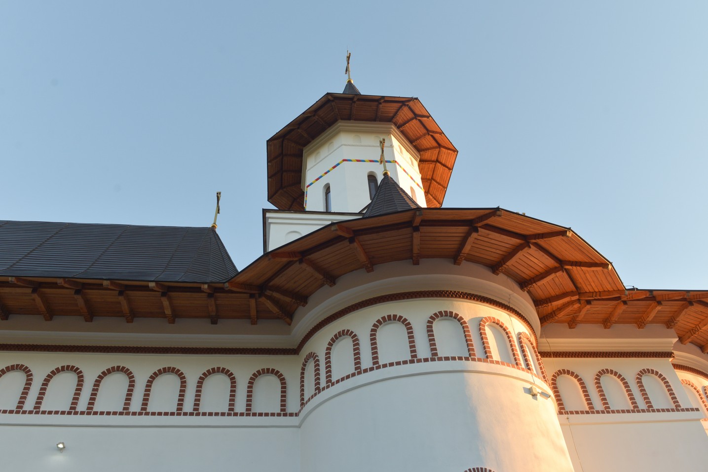 Foto: Constantin Comici 2 ierarhi, la sfințirea bisericii parohiale din Buzeni: „Constituţia Bisericii este Dumnezeiasca Scriptură”