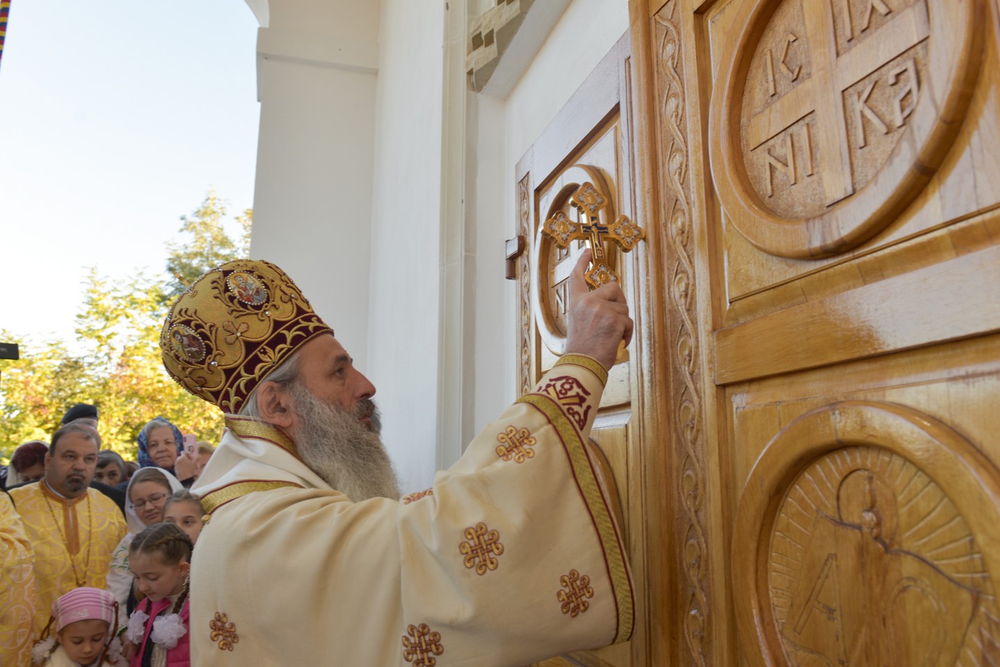 Foto: Constantin Comici 2 ierarhi, la sfințirea bisericii parohiale din Buzeni: „Constituţia Bisericii este Dumnezeiasca Scriptură”
