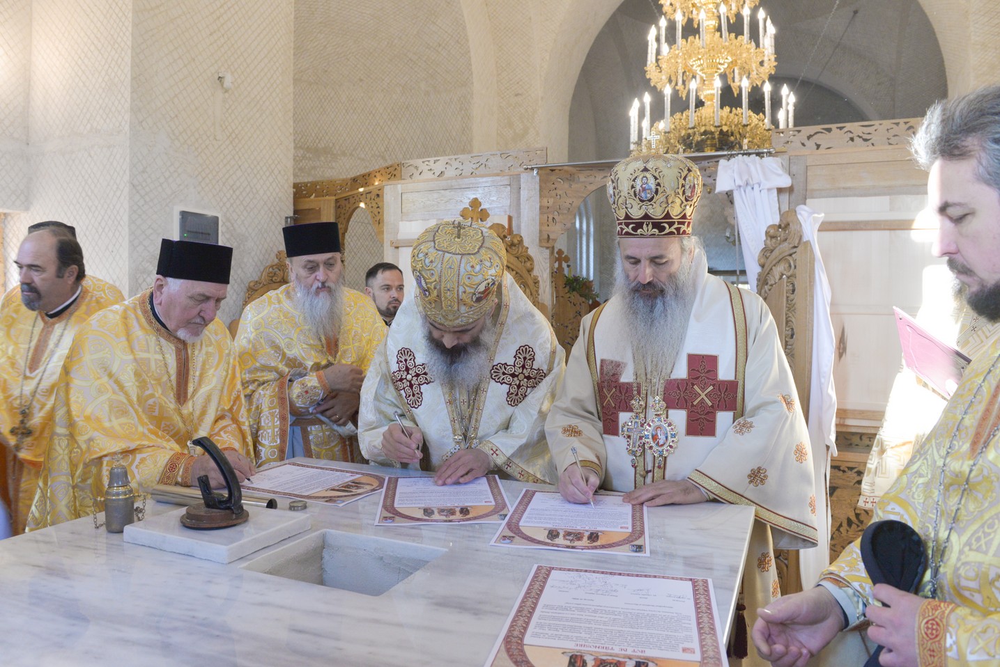 Foto: Constantin Comici 2 ierarhi, la sfințirea bisericii parohiale din Buzeni: „Constituţia Bisericii este Dumnezeiasca Scriptură”