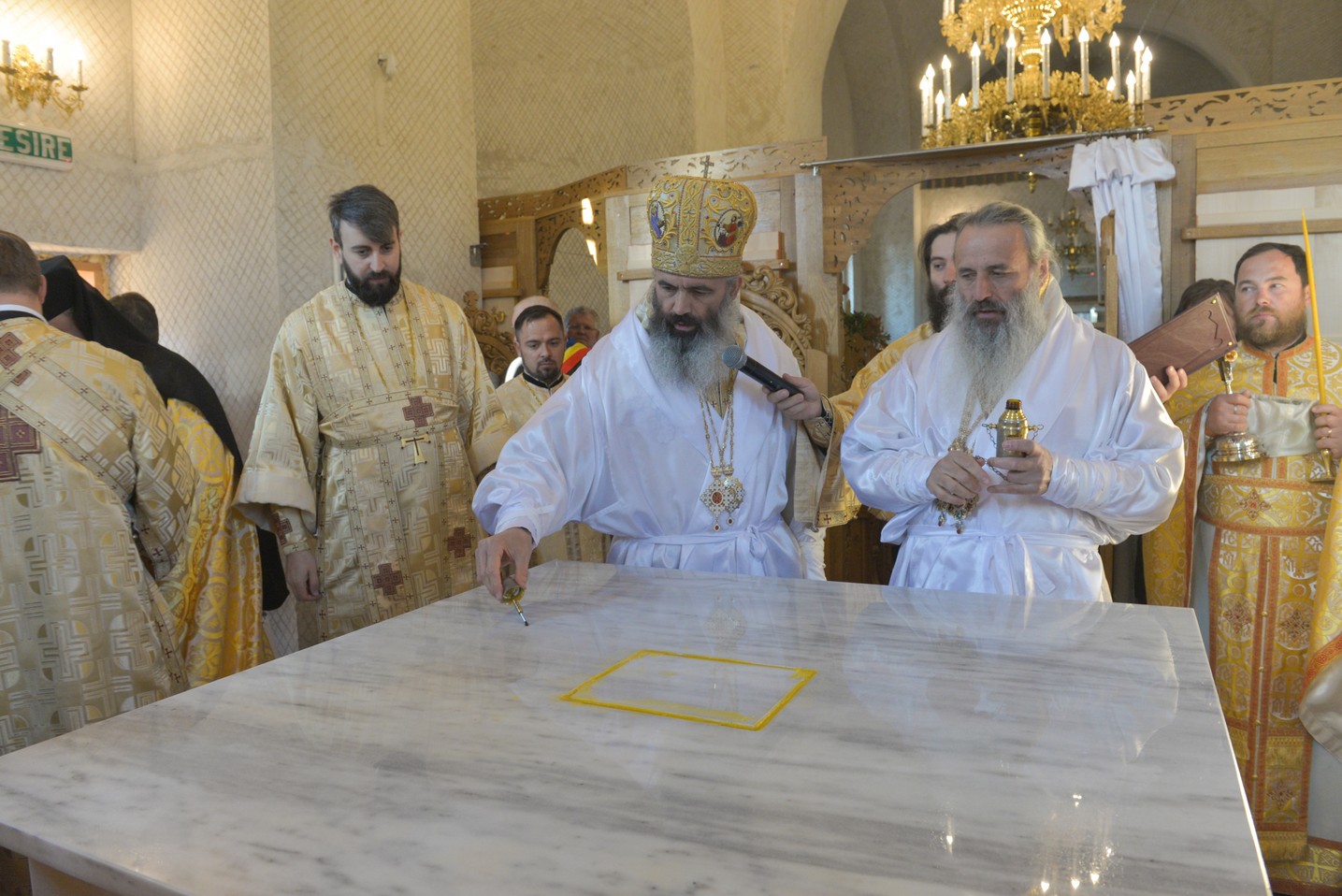 2 ierarhi, la sfințirea bisericii parohiale din Buzeni: „Constituţia Bisericii este Dumnezeiasca Scriptură”