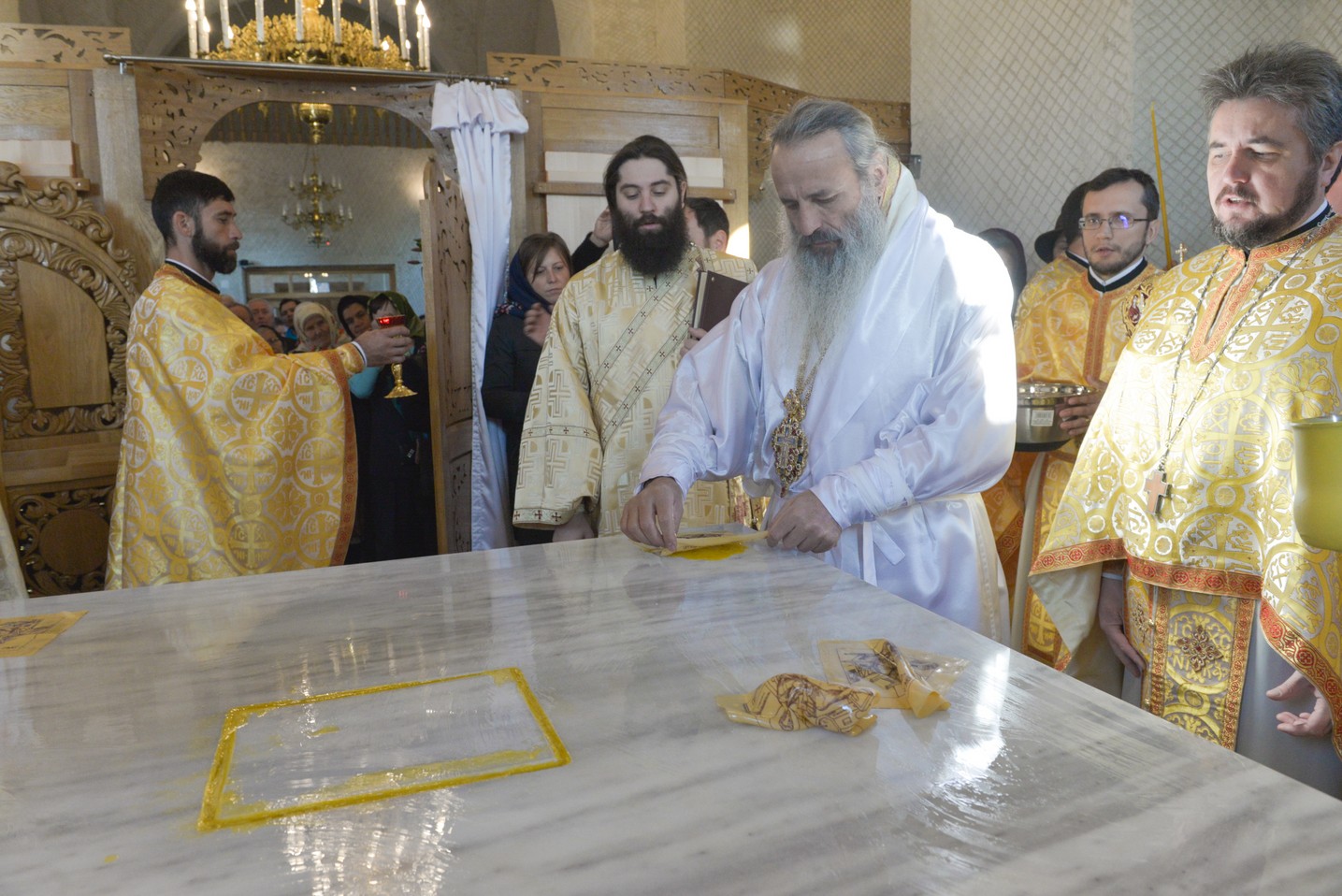 Foto: Constantin Comici 2 ierarhi, la sfințirea bisericii parohiale din Buzeni: „Constituţia Bisericii este Dumnezeiasca Scriptură”