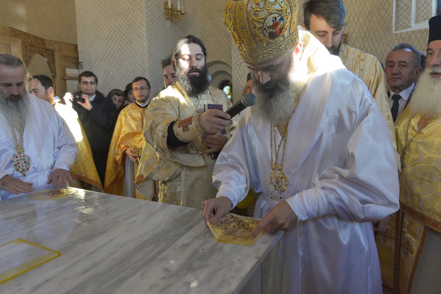 Foto: Constantin Comici 2 ierarhi, la sfințirea bisericii parohiale din Buzeni: „Constituţia Bisericii este Dumnezeiasca Scriptură”
