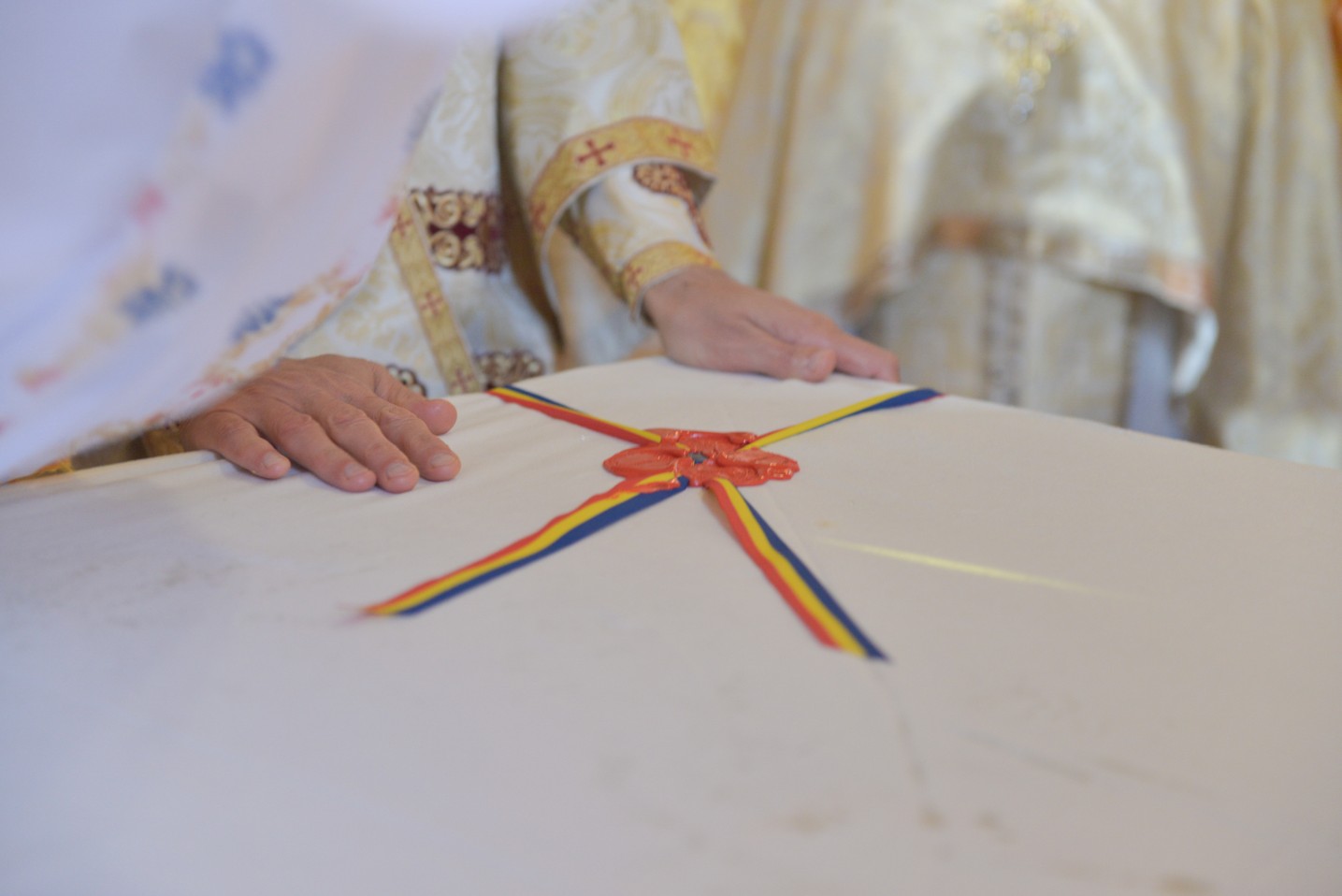 Foto: Constantin Comici 2 ierarhi, la sfințirea bisericii parohiale din Buzeni: „Constituţia Bisericii este Dumnezeiasca Scriptură”