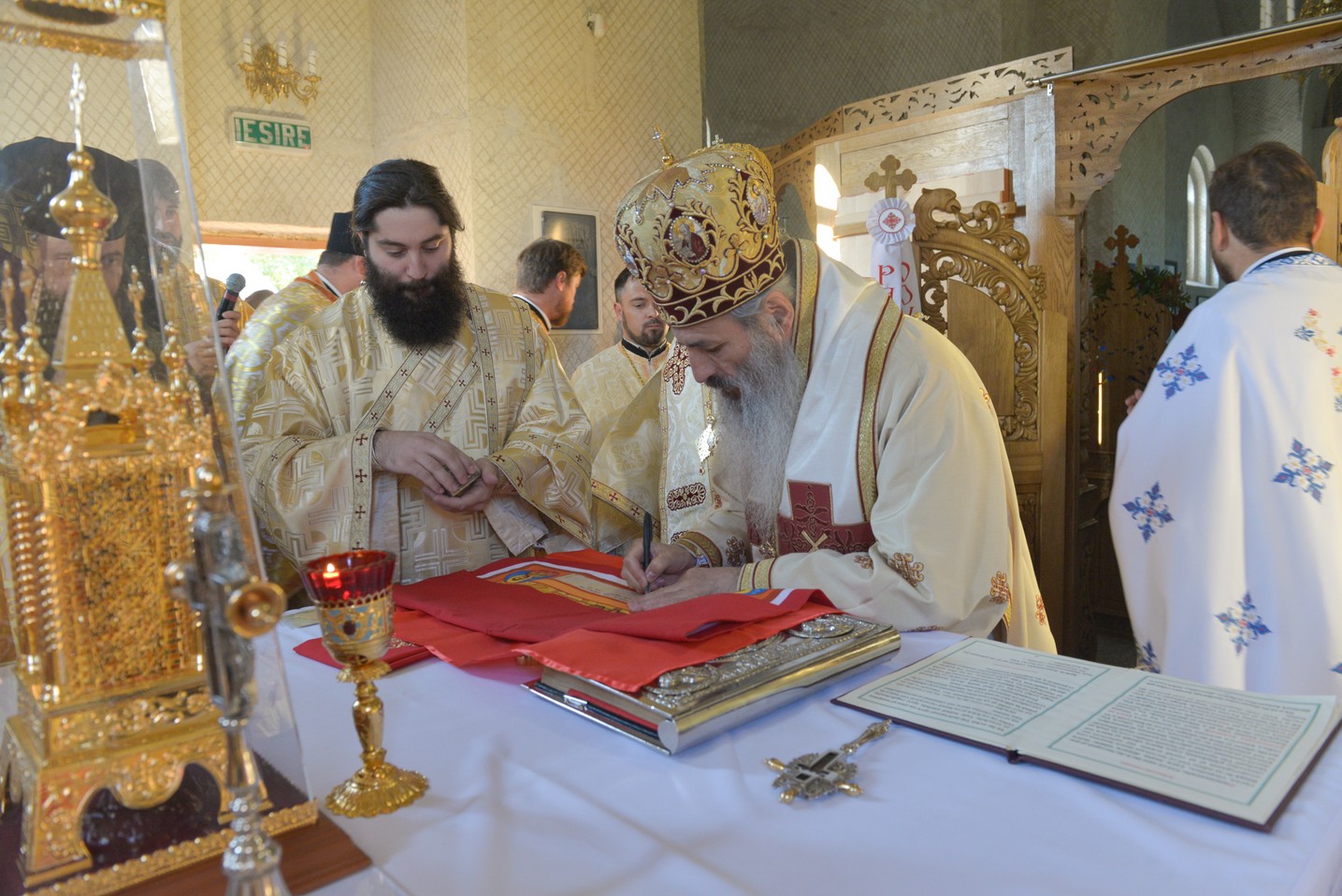 Foto: Constantin Comici 2 ierarhi, la sfințirea bisericii parohiale din Buzeni: „Constituţia Bisericii este Dumnezeiasca Scriptură”