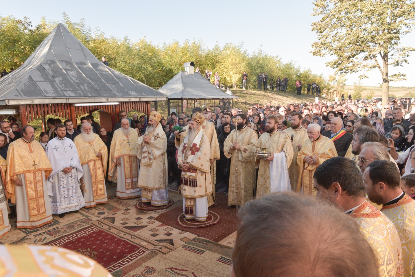 Foto: Constantin Comici 2 ierarhi, la sfințirea bisericii parohiale din Buzeni: „Constituţia Bisericii este Dumnezeiasca Scriptură”