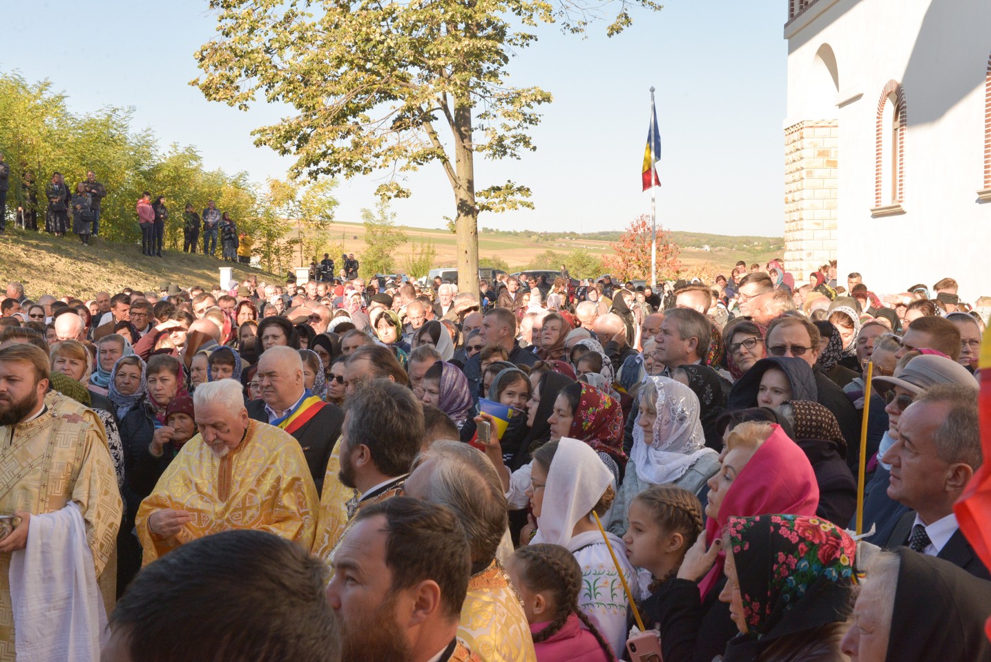 Foto: Constantin Comici 2 ierarhi, la sfințirea bisericii parohiale din Buzeni: „Constituţia Bisericii este Dumnezeiasca Scriptură”