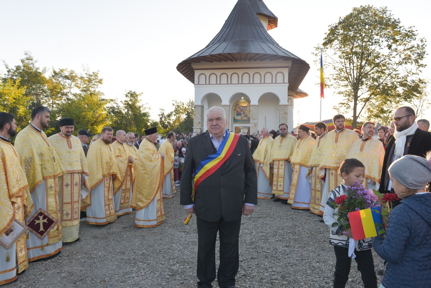 Foto: Constantin Comici 2 ierarhi, la sfințirea bisericii parohiale din Buzeni: „Constituţia Bisericii este Dumnezeiasca Scriptură”