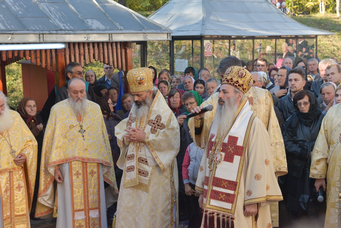 Foto: Constantin Comici 2 ierarhi, la sfințirea bisericii parohiale din Buzeni: „Constituţia Bisericii este Dumnezeiasca Scriptură”