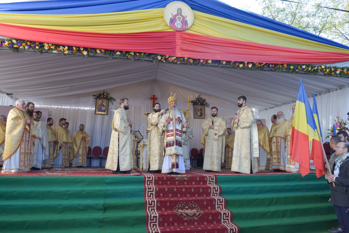Foto: Constantin Comici 2 ierarhi, la sfințirea bisericii parohiale din Buzeni: „Constituţia Bisericii este Dumnezeiasca Scriptură”