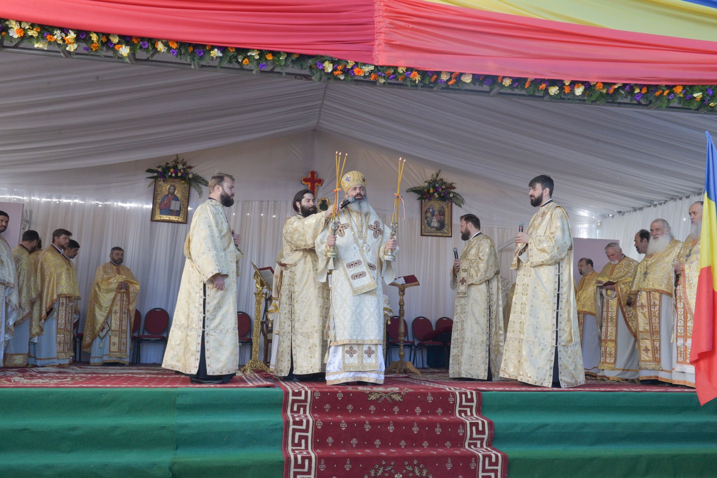 Foto: Constantin Comici 2 ierarhi, la sfințirea bisericii parohiale din Buzeni: „Constituţia Bisericii este Dumnezeiasca Scriptură”