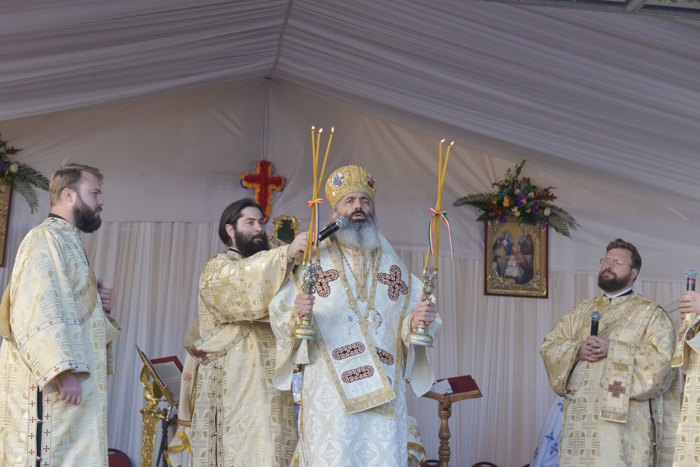 Foto: Constantin Comici 2 ierarhi, la sfințirea bisericii parohiale din Buzeni: „Constituţia Bisericii este Dumnezeiasca Scriptură”