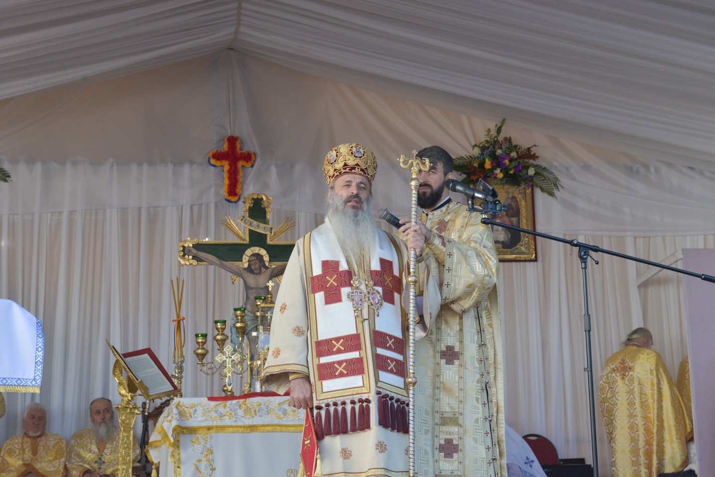 Foto: Constantin Comici 2 ierarhi, la sfințirea bisericii parohiale din Buzeni: „Constituţia Bisericii este Dumnezeiasca Scriptură”