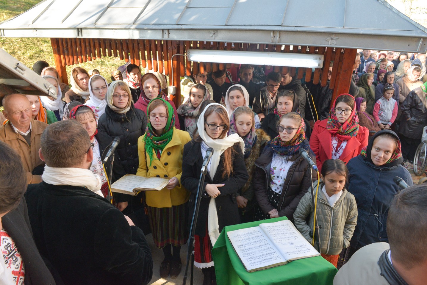 Foto: Constantin Comici 2 ierarhi, la sfințirea bisericii parohiale din Buzeni: „Constituţia Bisericii este Dumnezeiasca Scriptură”