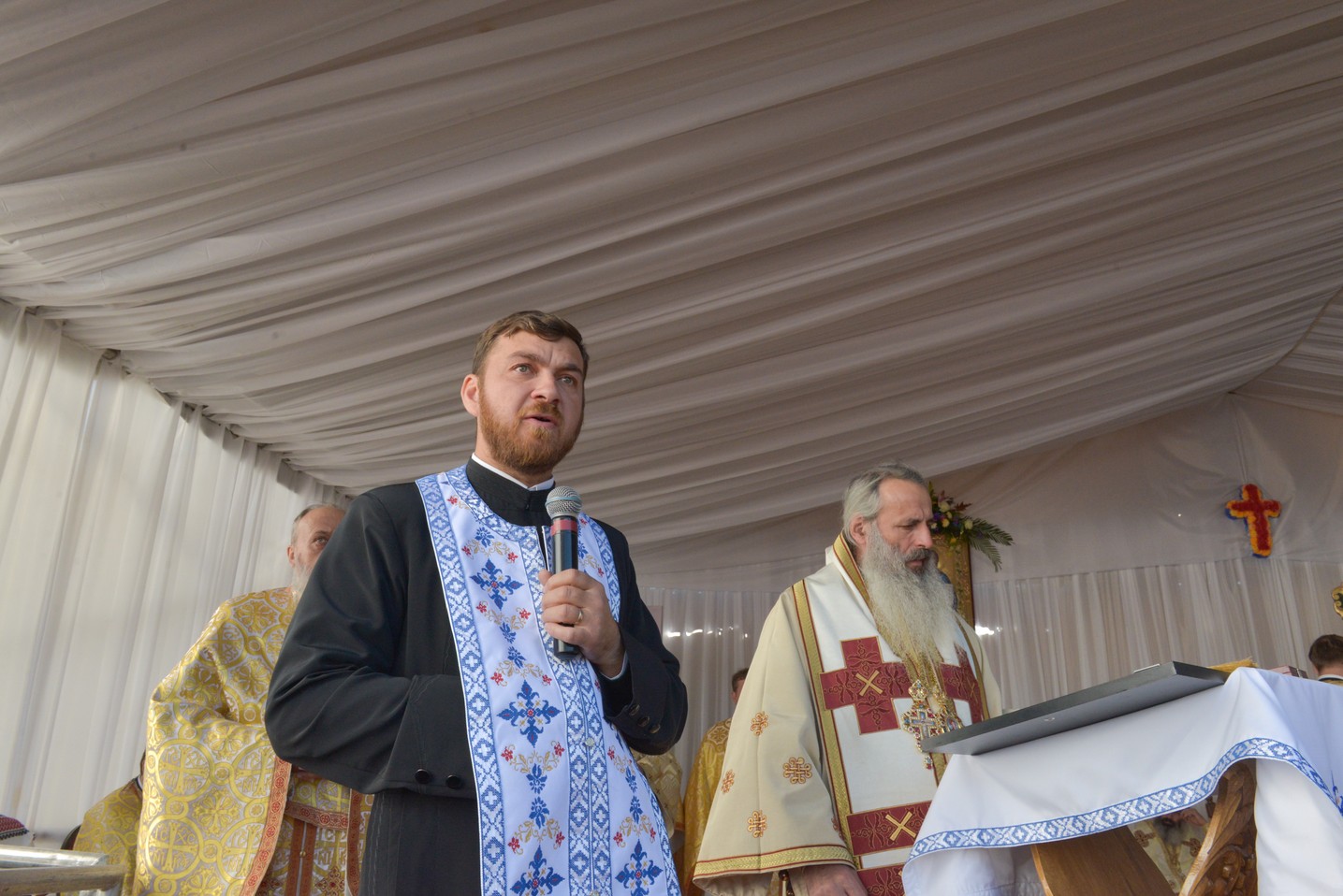 Foto: Constantin Comici 2 ierarhi, la sfințirea bisericii parohiale din Buzeni: „Constituţia Bisericii este Dumnezeiasca Scriptură”
