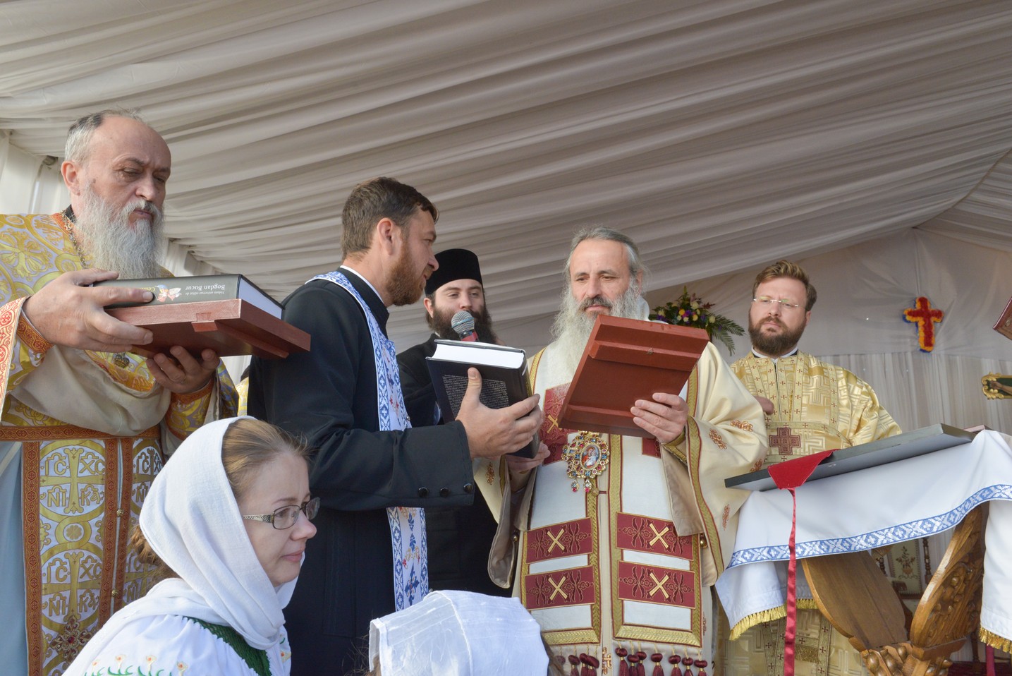 Foto: Constantin Comici 2 ierarhi, la sfințirea bisericii parohiale din Buzeni: „Constituţia Bisericii este Dumnezeiasca Scriptură”