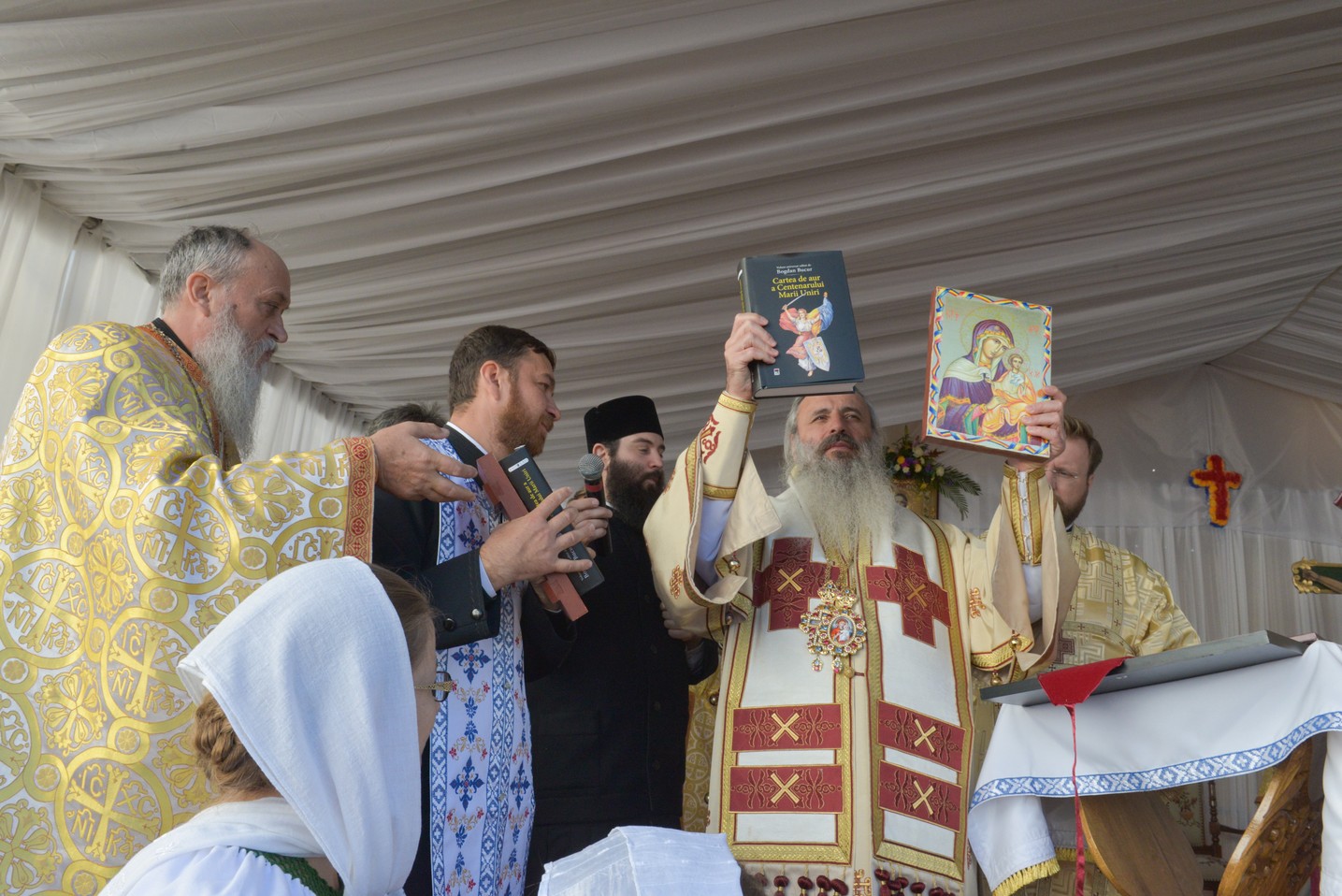 Foto: Constantin Comici 2 ierarhi, la sfințirea bisericii parohiale din Buzeni: „Constituţia Bisericii este Dumnezeiasca Scriptură”