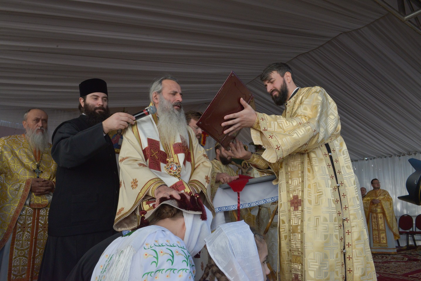 Foto: Constantin Comici 2 ierarhi, la sfințirea bisericii parohiale din Buzeni: „Constituţia Bisericii este Dumnezeiasca Scriptură”