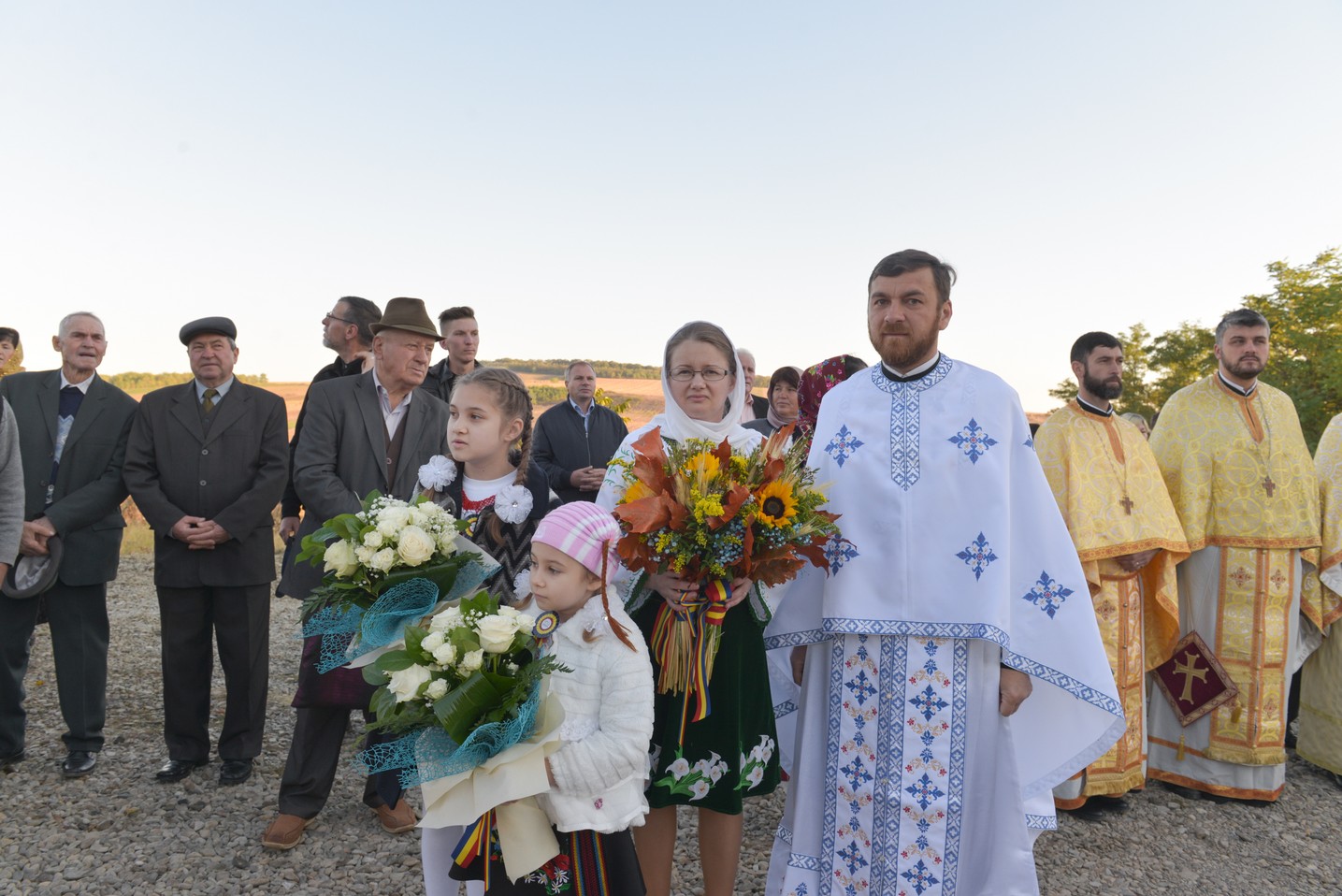 Foto: Constantin Comici 2 ierarhi, la sfințirea bisericii parohiale din Buzeni: „Constituţia Bisericii este Dumnezeiasca Scriptură”