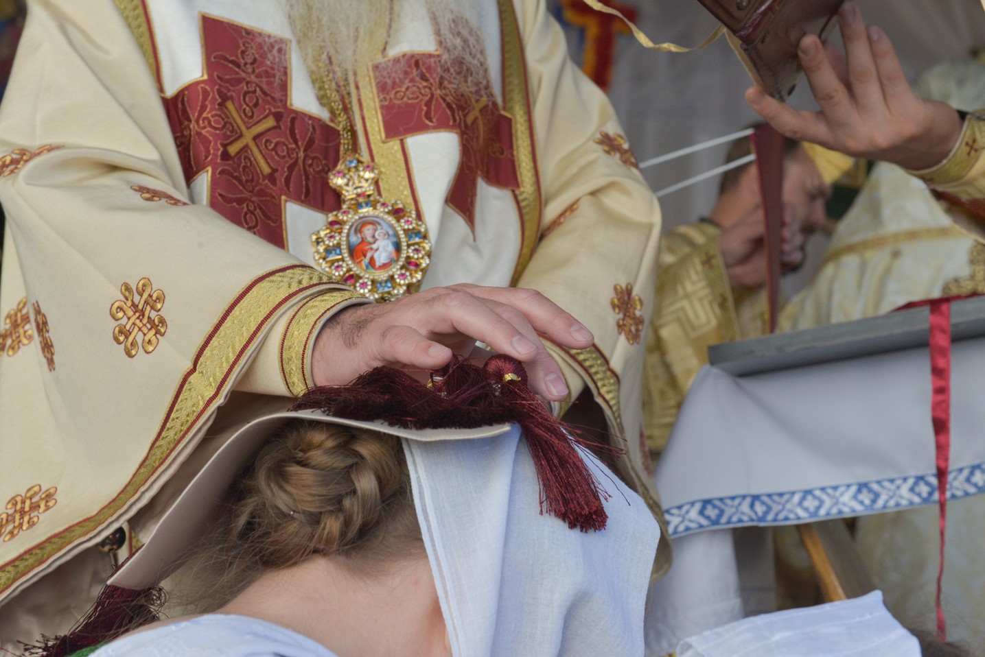 Foto: Constantin Comici 2 ierarhi, la sfințirea bisericii parohiale din Buzeni: „Constituţia Bisericii este Dumnezeiasca Scriptură”