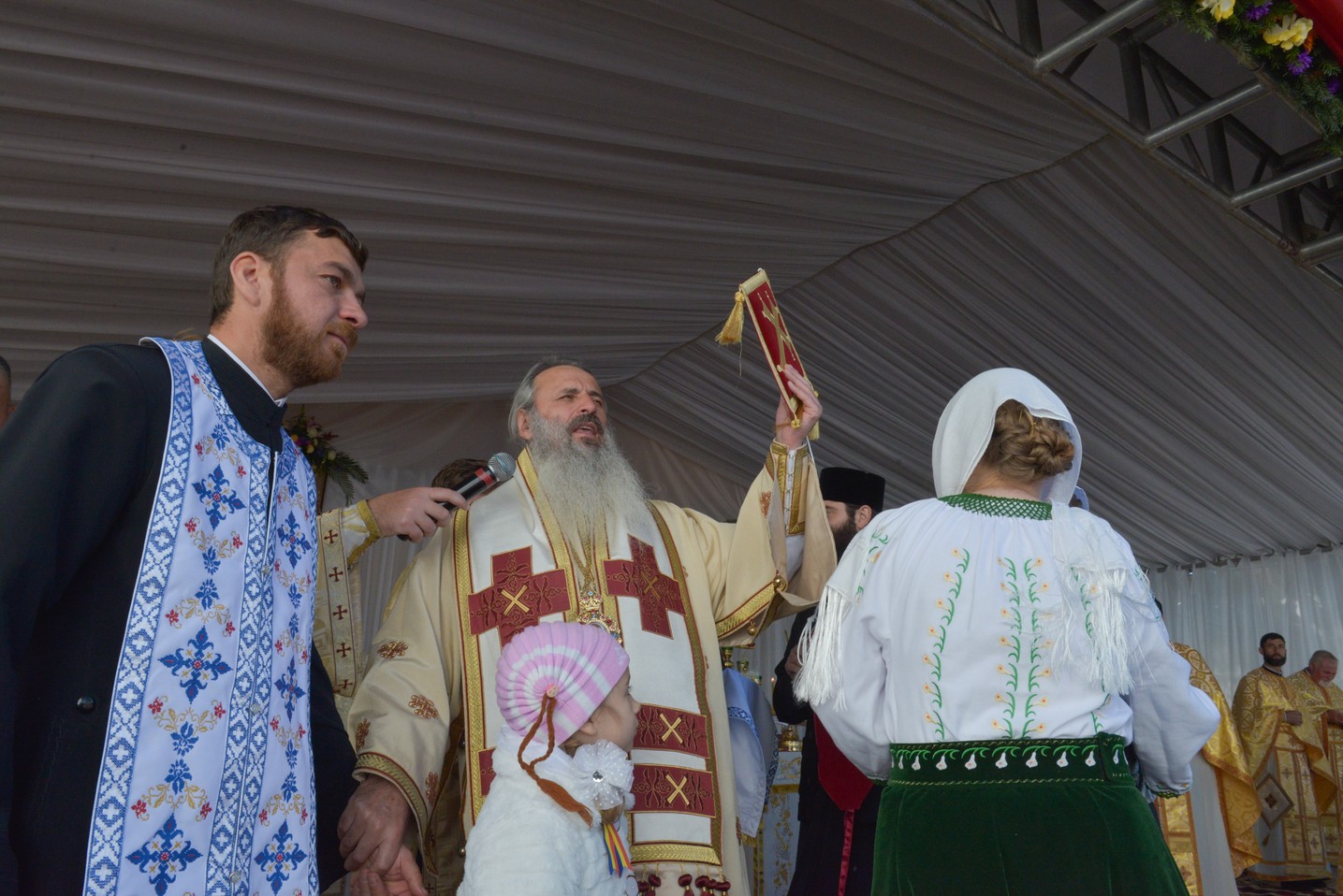 Foto: Constantin Comici 2 ierarhi, la sfințirea bisericii parohiale din Buzeni: „Constituţia Bisericii este Dumnezeiasca Scriptură”