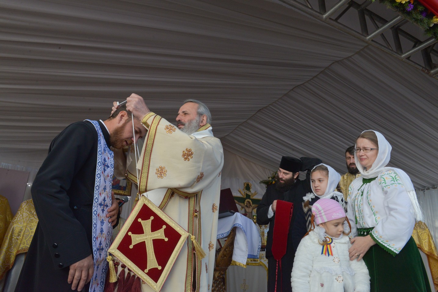 Foto: Constantin Comici 2 ierarhi, la sfințirea bisericii parohiale din Buzeni: „Constituţia Bisericii este Dumnezeiasca Scriptură”