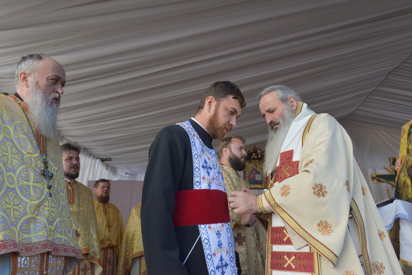 Foto: Constantin Comici 2 ierarhi, la sfințirea bisericii parohiale din Buzeni: „Constituţia Bisericii este Dumnezeiasca Scriptură”