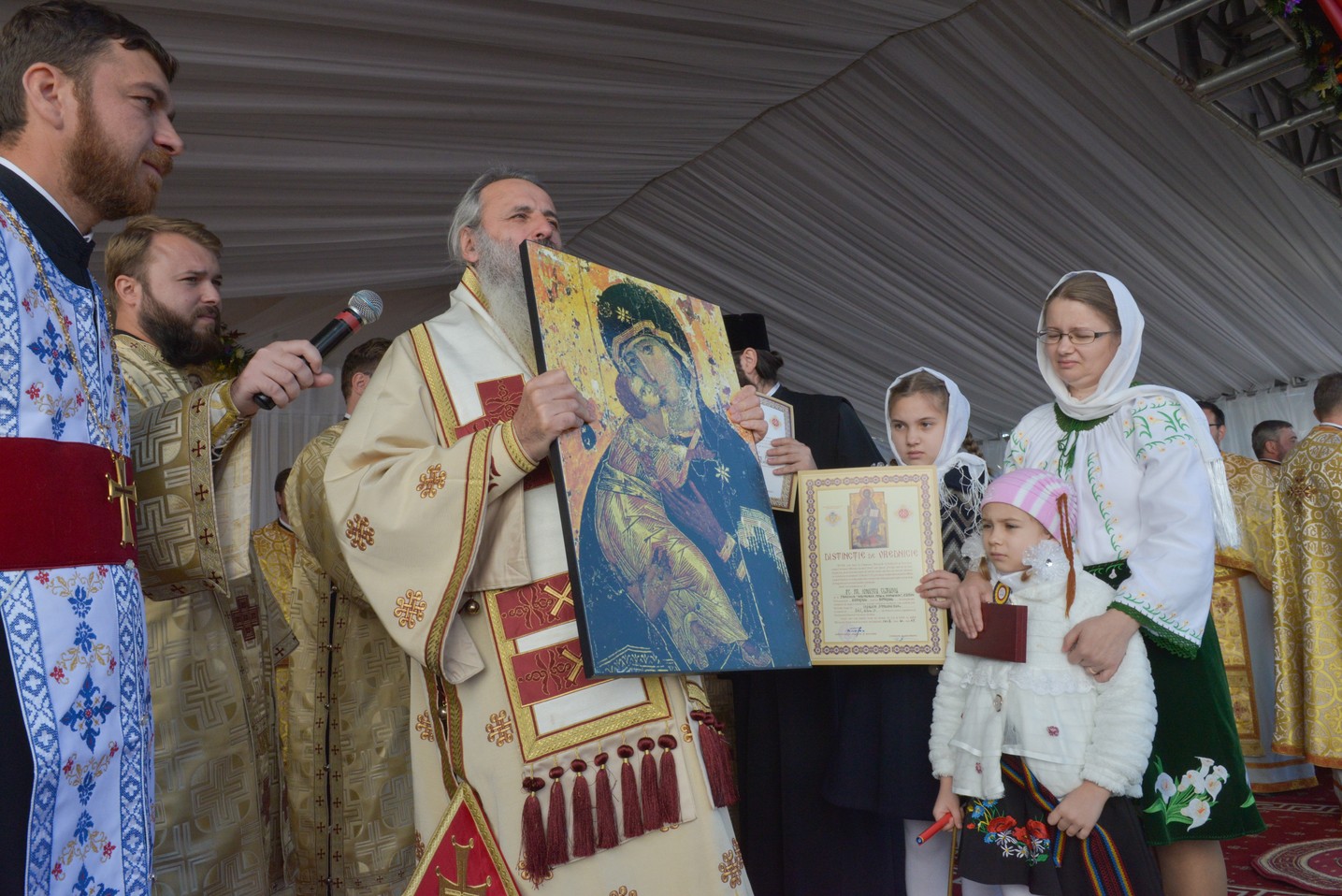 Foto: Constantin Comici 2 ierarhi, la sfințirea bisericii parohiale din Buzeni: „Constituţia Bisericii este Dumnezeiasca Scriptură”