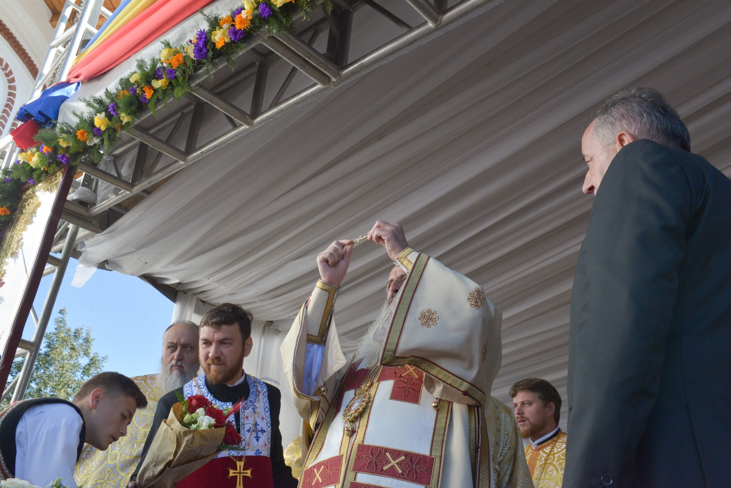 Foto: Constantin Comici 2 ierarhi, la sfințirea bisericii parohiale din Buzeni: „Constituţia Bisericii este Dumnezeiasca Scriptură”