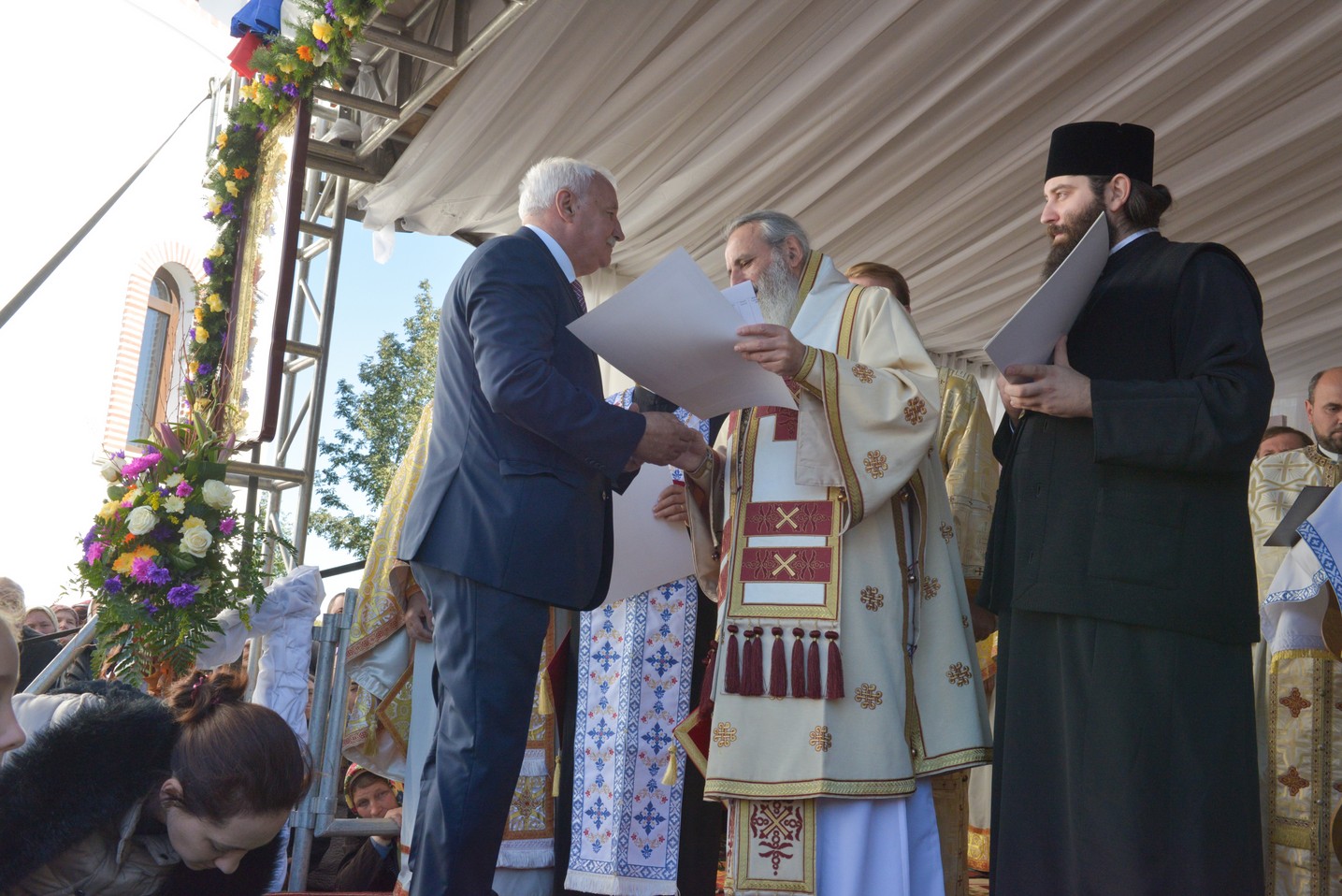 Foto: Constantin Comici 2 ierarhi, la sfințirea bisericii parohiale din Buzeni: „Constituţia Bisericii este Dumnezeiasca Scriptură”