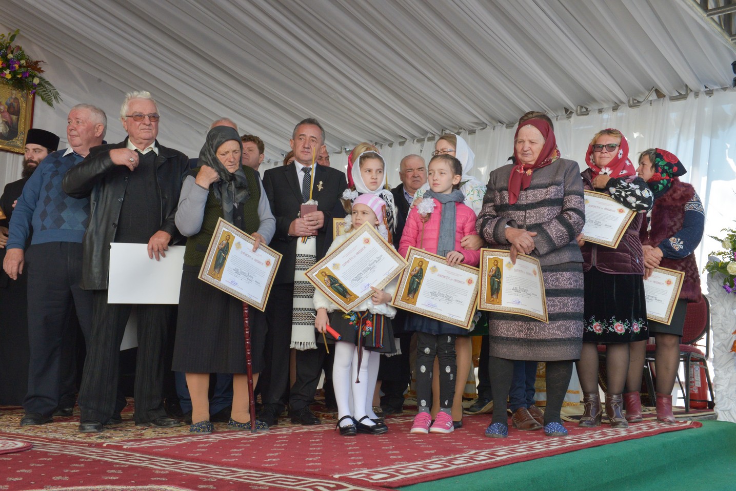 Foto: Constantin Comici 2 ierarhi, la sfințirea bisericii parohiale din Buzeni: „Constituţia Bisericii este Dumnezeiasca Scriptură”