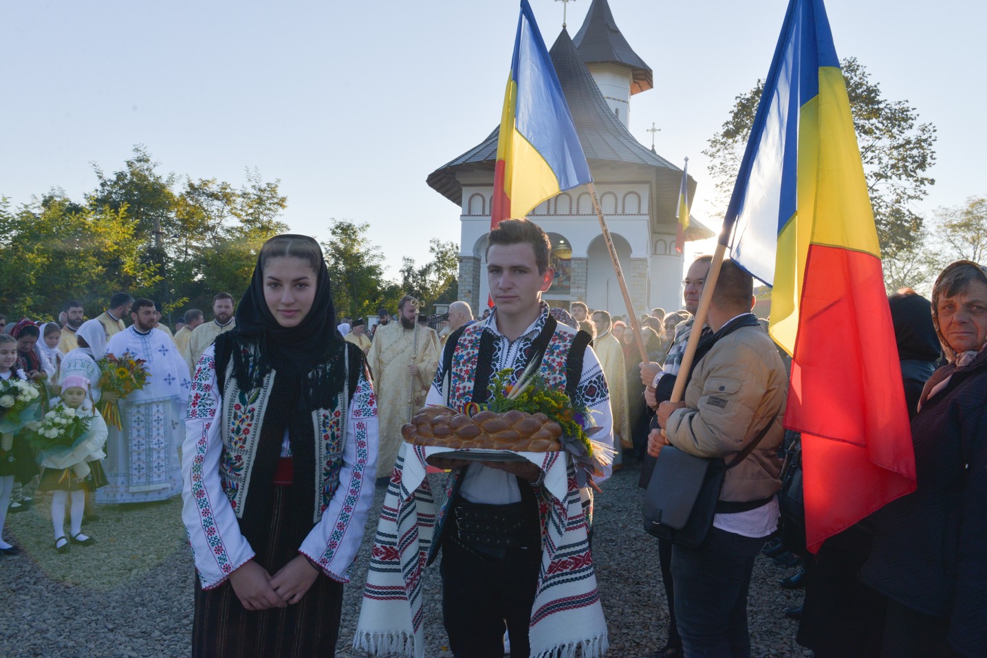 Foto: Constantin Comici 2 ierarhi, la sfințirea bisericii parohiale din Buzeni: „Constituţia Bisericii este Dumnezeiasca Scriptură”