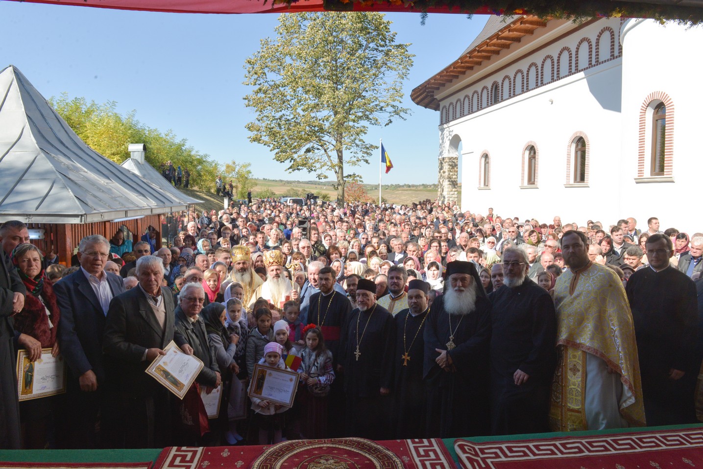 Foto: Constantin Comici 2 ierarhi, la sfințirea bisericii parohiale din Buzeni: „Constituţia Bisericii este Dumnezeiasca Scriptură”