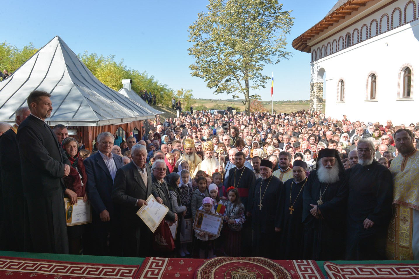 Foto: Constantin Comici 2 ierarhi, la sfințirea bisericii parohiale din Buzeni: „Constituţia Bisericii este Dumnezeiasca Scriptură”
