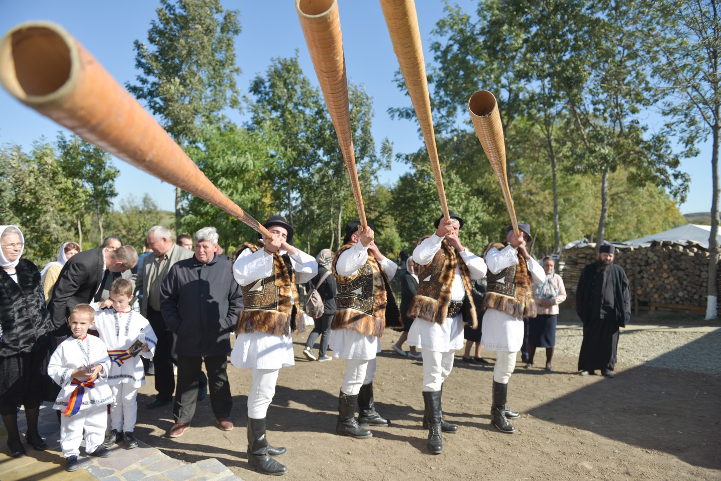 Foto: Constantin Comici 2 ierarhi, la sfințirea bisericii parohiale din Buzeni: „Constituţia Bisericii este Dumnezeiasca Scriptură”