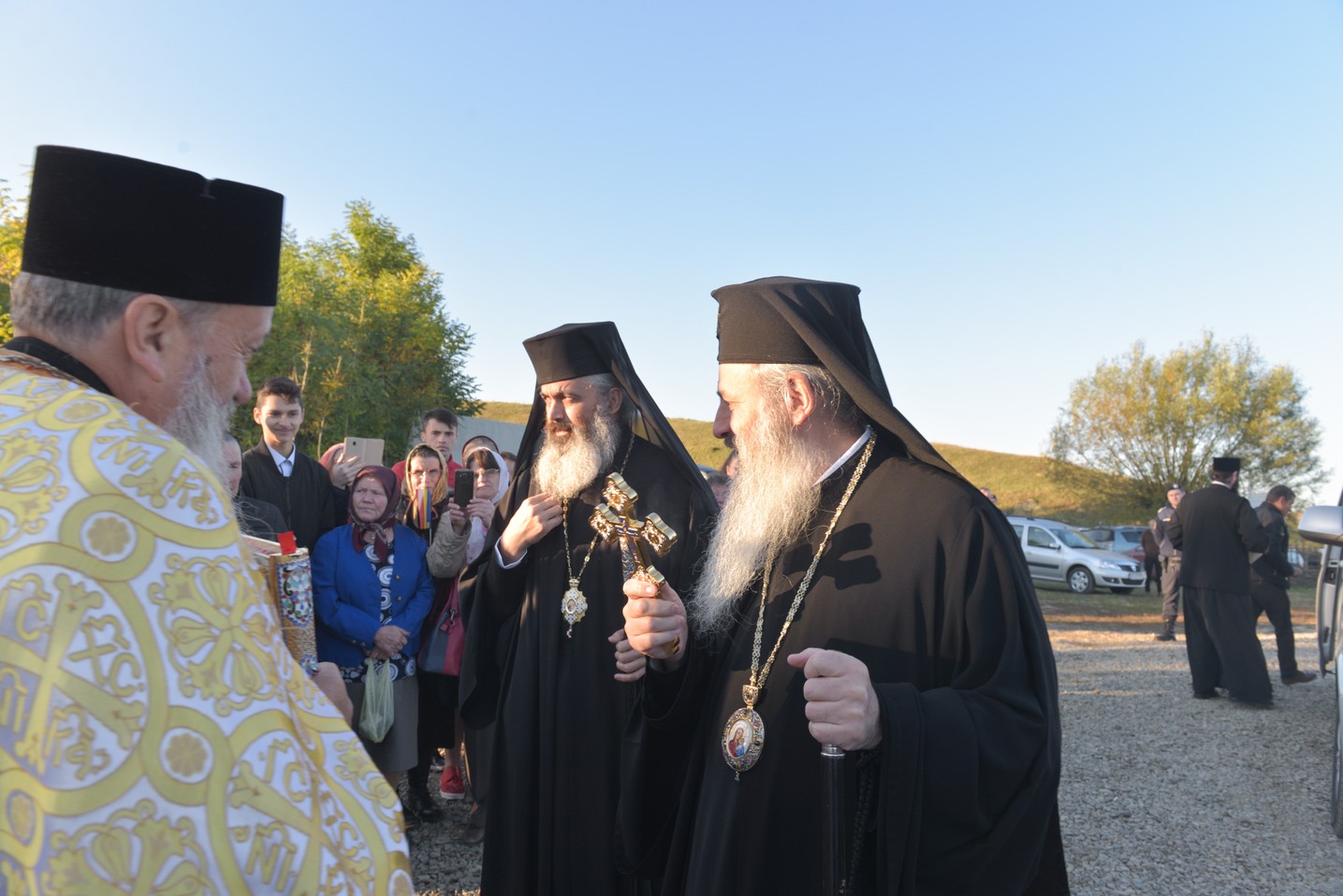 Foto: Constantin Comici 2 ierarhi, la sfințirea bisericii parohiale din Buzeni: „Constituţia Bisericii este Dumnezeiasca Scriptură”