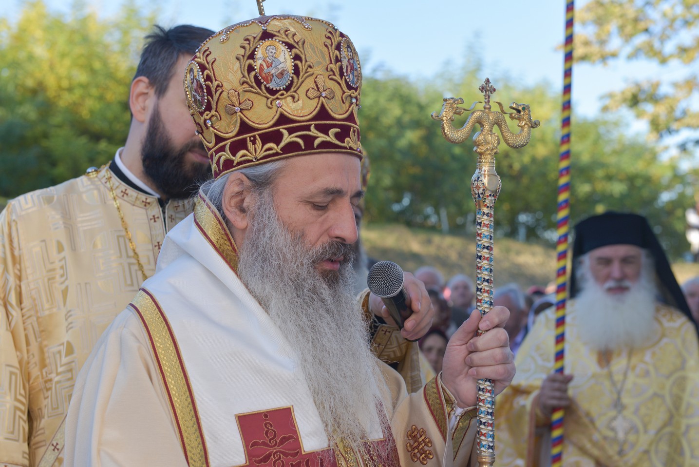 Foto: Constantin Comici 2 ierarhi, la sfințirea bisericii parohiale din Buzeni: „Constituţia Bisericii este Dumnezeiasca Scriptură”