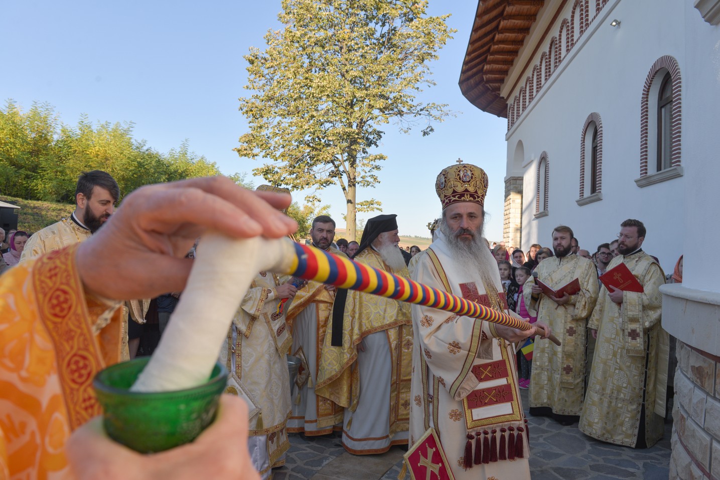 Foto: Constantin Comici 2 ierarhi, la sfințirea bisericii parohiale din Buzeni: „Constituţia Bisericii este Dumnezeiasca Scriptură”