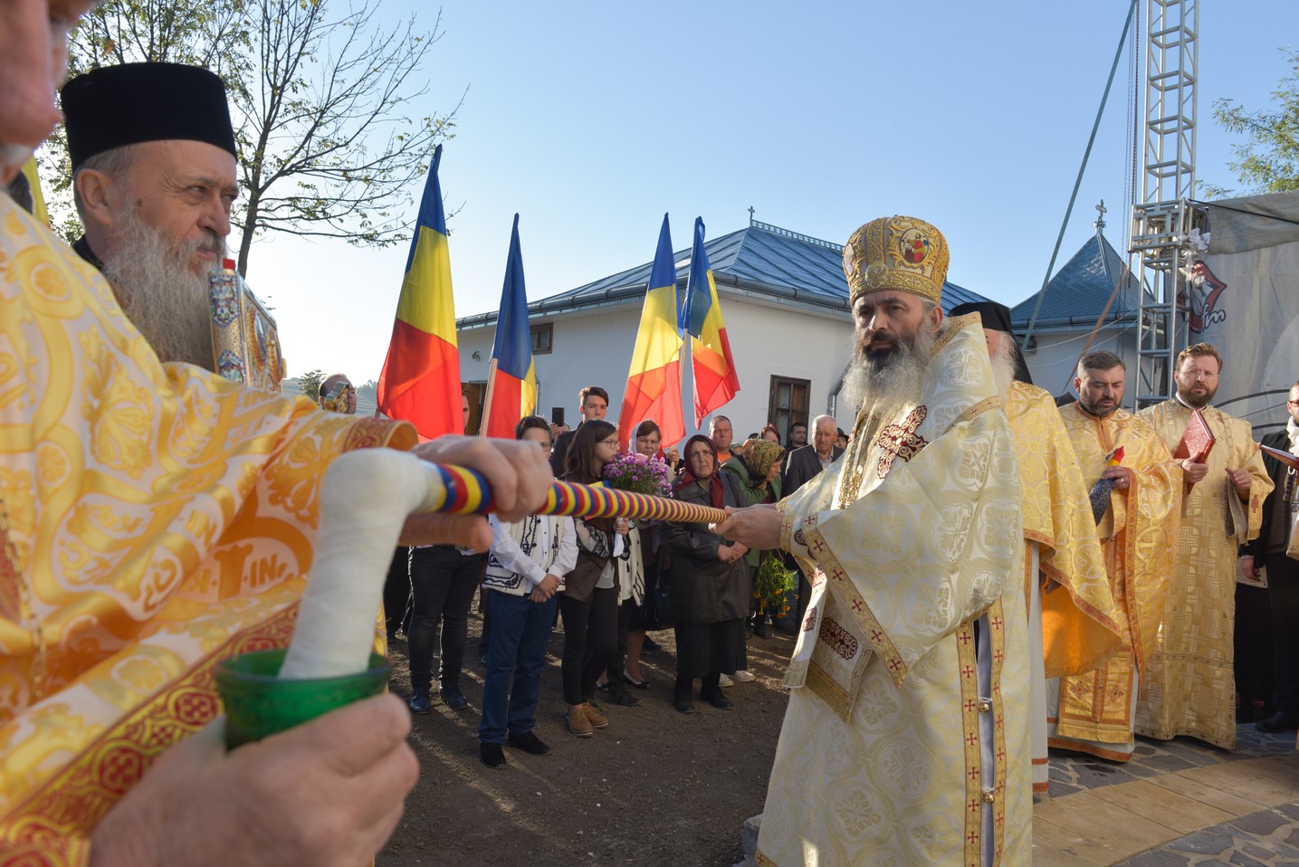 Foto: Constantin Comici 2 ierarhi, la sfințirea bisericii parohiale din Buzeni: „Constituţia Bisericii este Dumnezeiasca Scriptură”