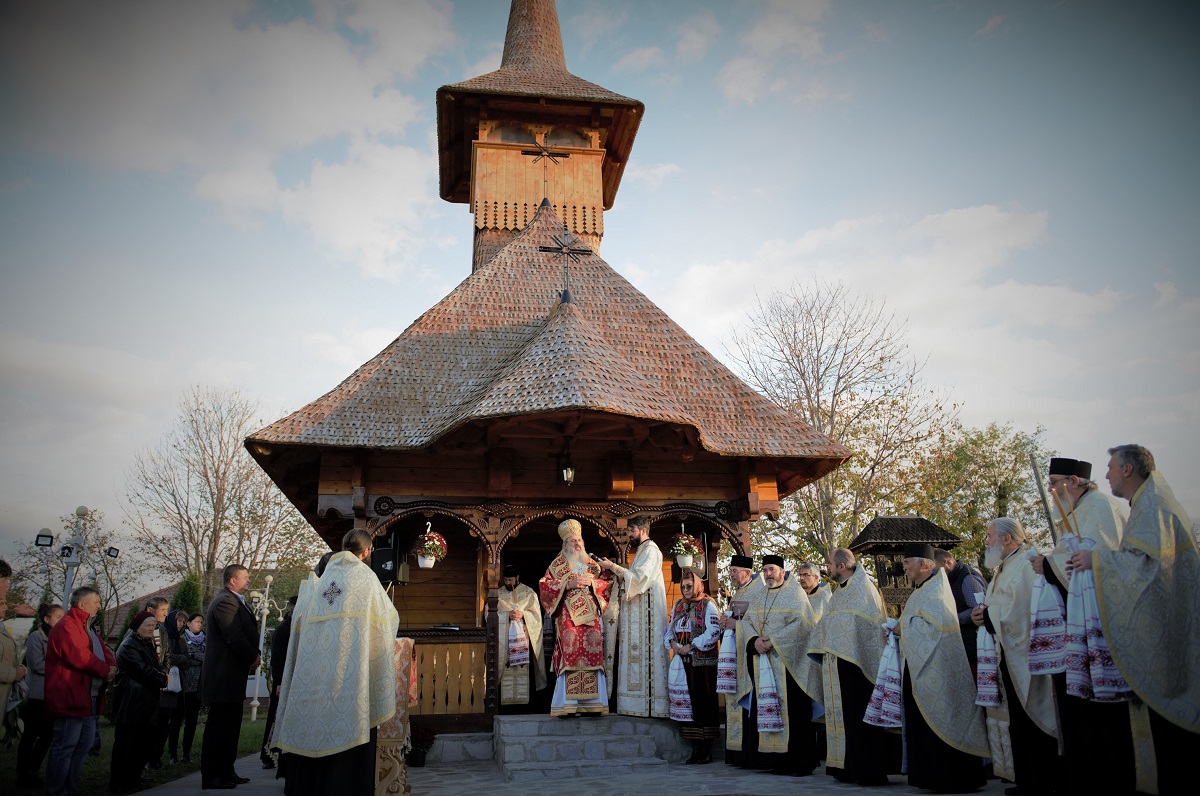 Sfințire de biserică la Păstrăveni: „Cu cât mai grea este o situație, cu atât îți dai seama că fără ajutorul lui Dumnezeu ești pierdut”