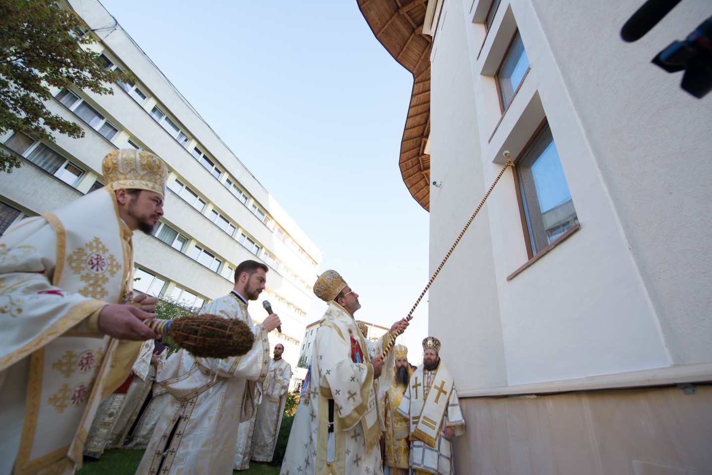 Sărbătoare istorică în Campusul universitar Tudor Vladimirescu: Biserica „Sfântul Mucenic Iulian din Tars” a fost sfințită