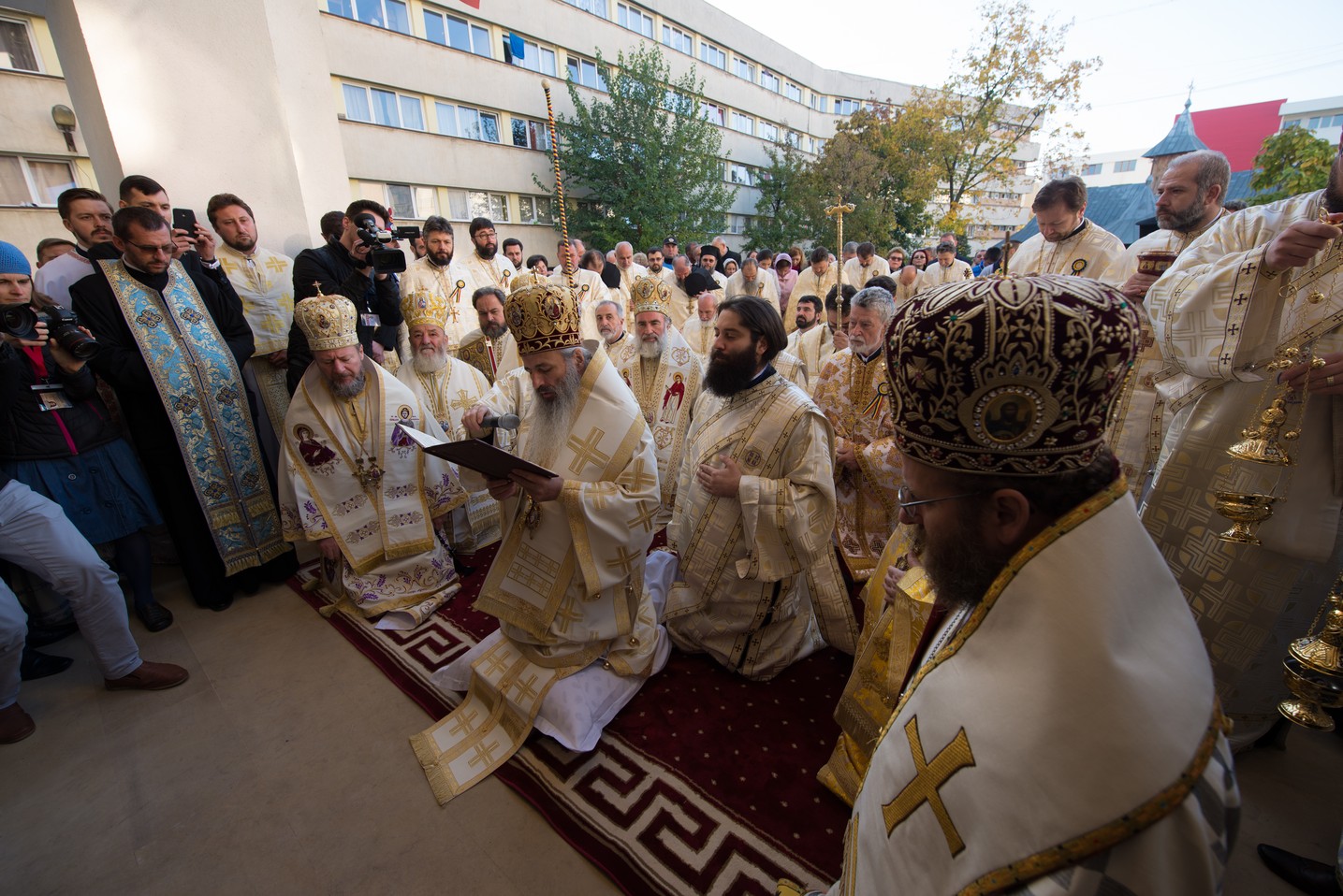 Sărbătoare istorică în Campusul universitar Tudor Vladimirescu: Biserica „Sfântul Mucenic Iulian din Tars” a fost sfințită