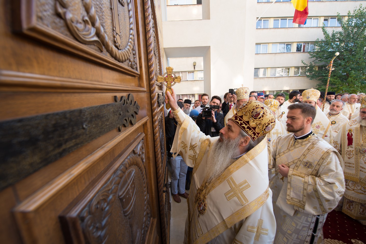 Sărbătoare istorică în Campusul universitar Tudor Vladimirescu: Biserica „Sfântul Mucenic Iulian din Tars” a fost sfințită
