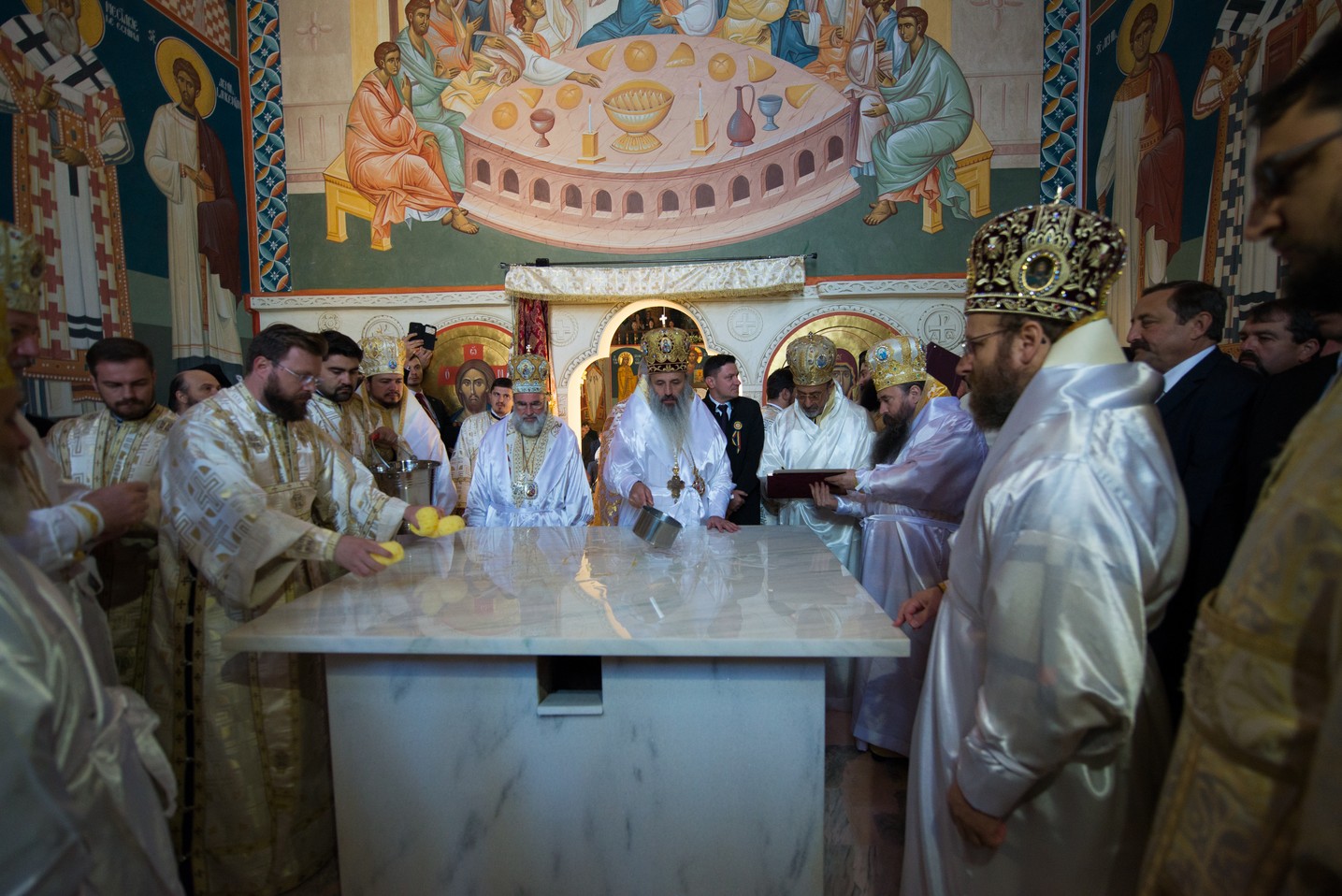 Sărbătoare istorică în Campusul universitar Tudor Vladimirescu: Biserica „Sfântul Mucenic Iulian din Tars” a fost sfințită