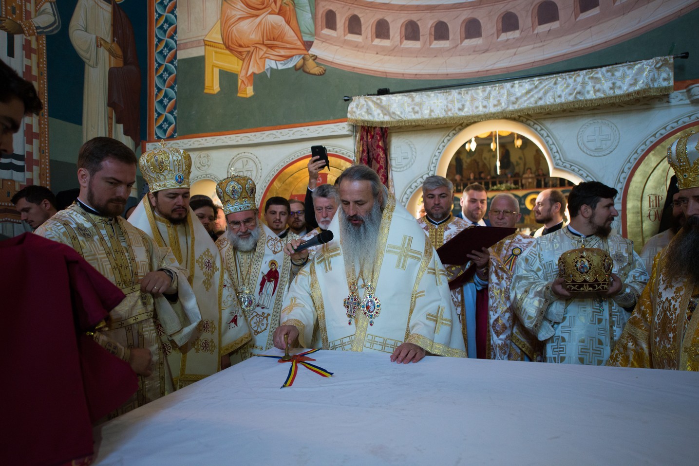 Sărbătoare istorică în Campusul universitar Tudor Vladimirescu: Biserica „Sfântul Mucenic Iulian din Tars” a fost sfințită