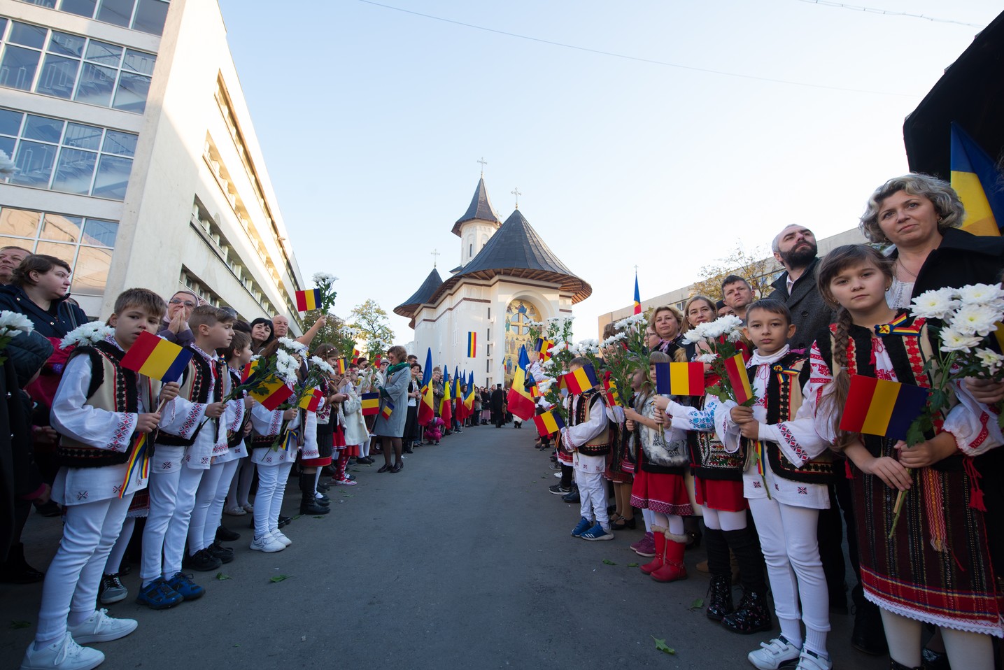 Sărbătoare istorică în Campusul universitar Tudor Vladimirescu: Biserica „Sfântul Mucenic Iulian din Tars” a fost sfințită